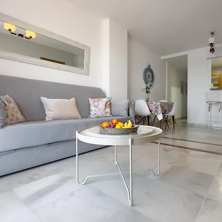 Apartamento En Primera Línea De Playa. Seis Plazas. Estepona