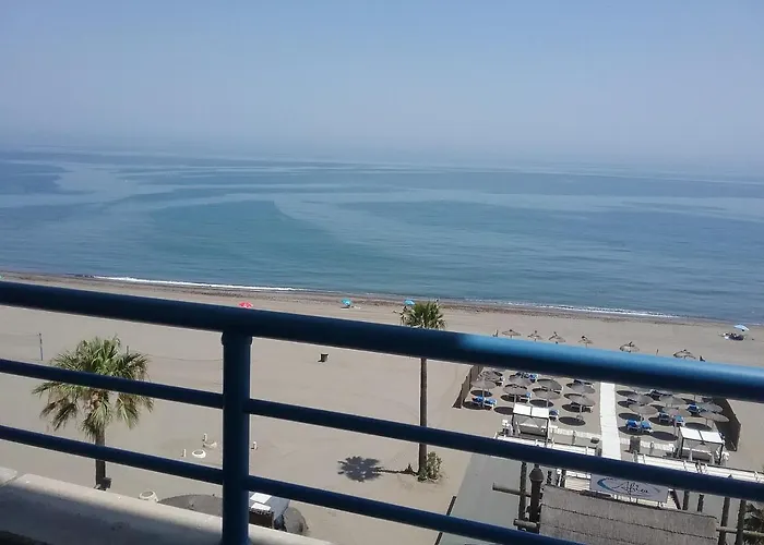 En Primera Línea De Playa. Seis Plazas. Apartamento Estepona
